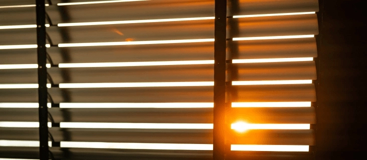 Blackout žaluzie do ložnice pro klidný spánek i soukromí